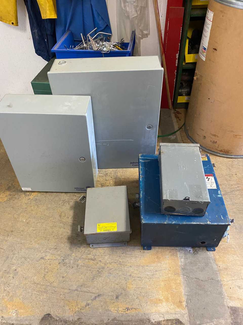 Lot of 5 electrical enclosure boxes - ELECTRICAL COMPONENTS
