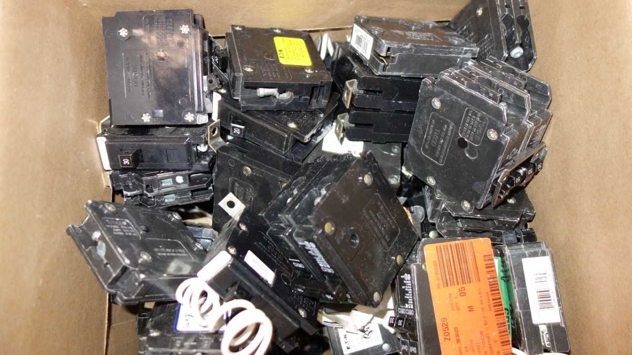 1 BOX OF ASSORTED EATON MINIATURE CIRCUIT BREAKERS, QUICKLAG, BR, CH - CIRCUIT BREAKERS