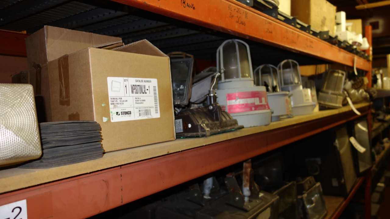 LOT OF ASSORTED LIGHT FIXTURES - LIGHTING