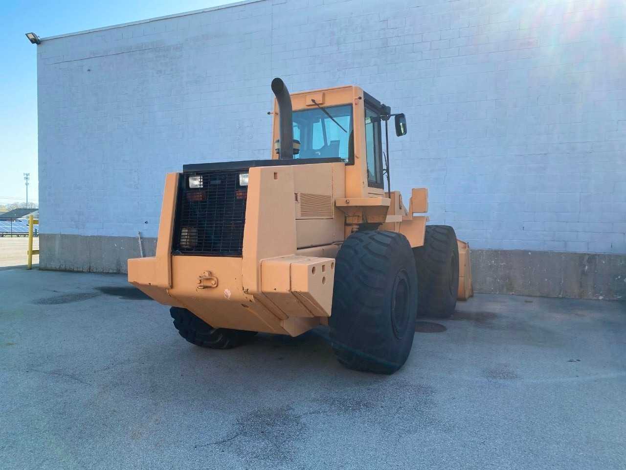 Case 821 Front Loader - WHEEL LOADERS