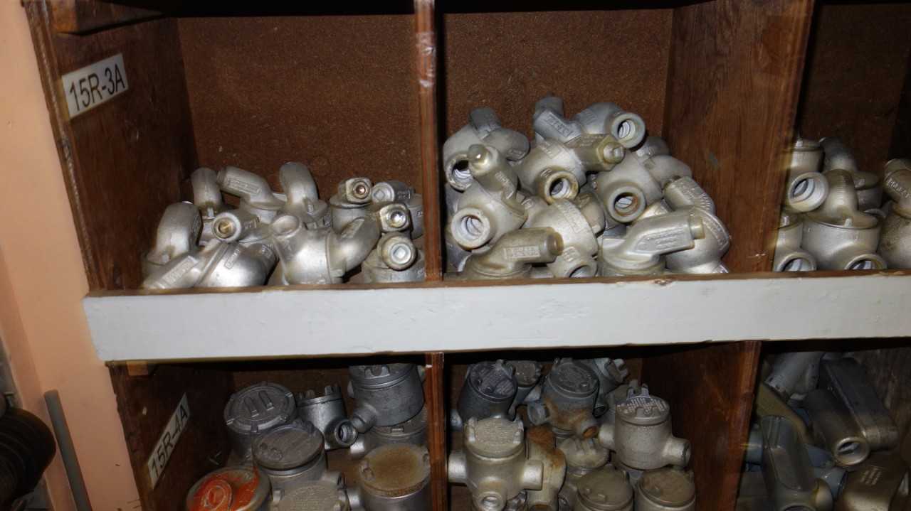 CONTENTS OF PIGEON HOLE CABINET, ASSORTED ELECTRIC CONDUIT FITTINGS - CONDUIT FITTING