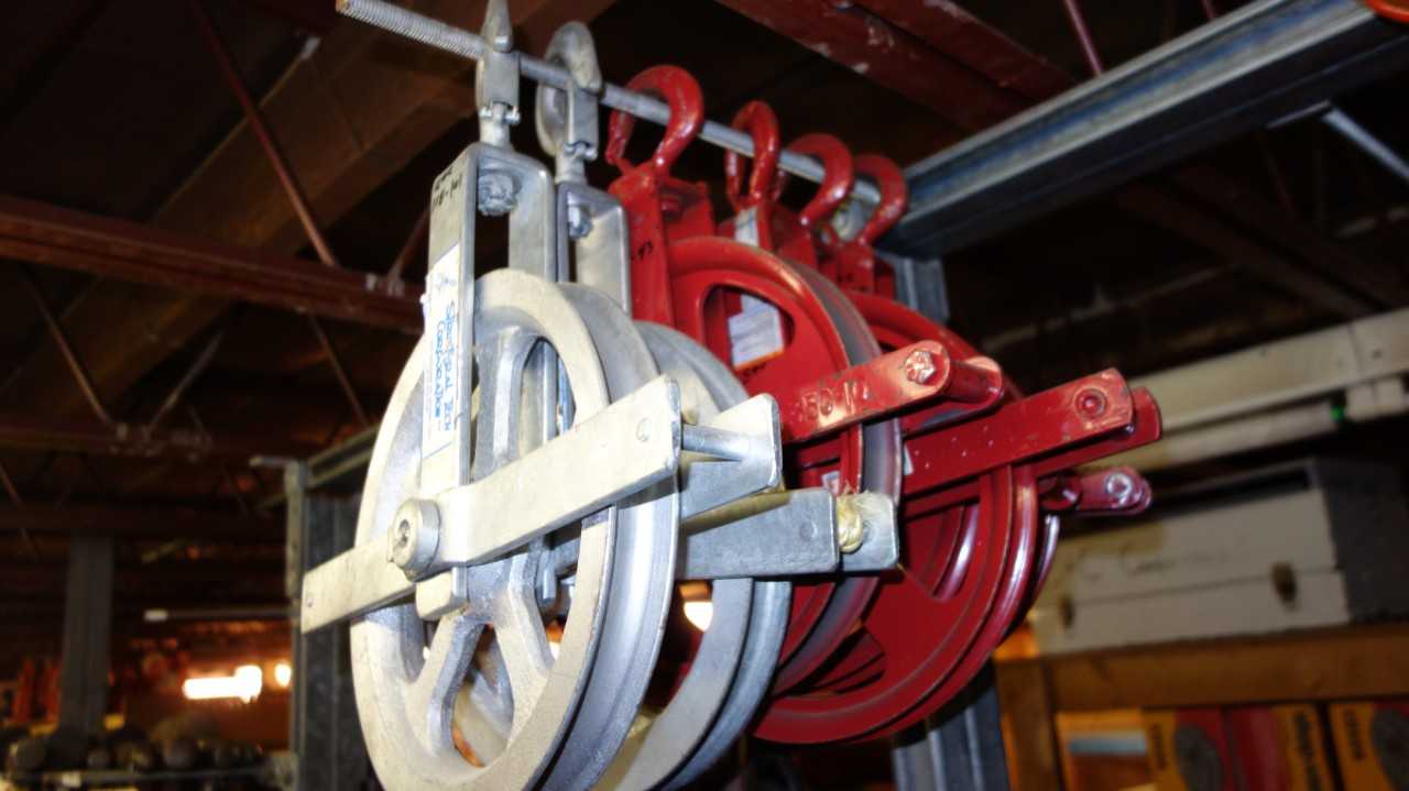 LOT OF 6 ASSORTED 10 IN ROPE PULLEY, MCKISSICK, STRUCTURAL - ELECTRIC POWER TOOLS