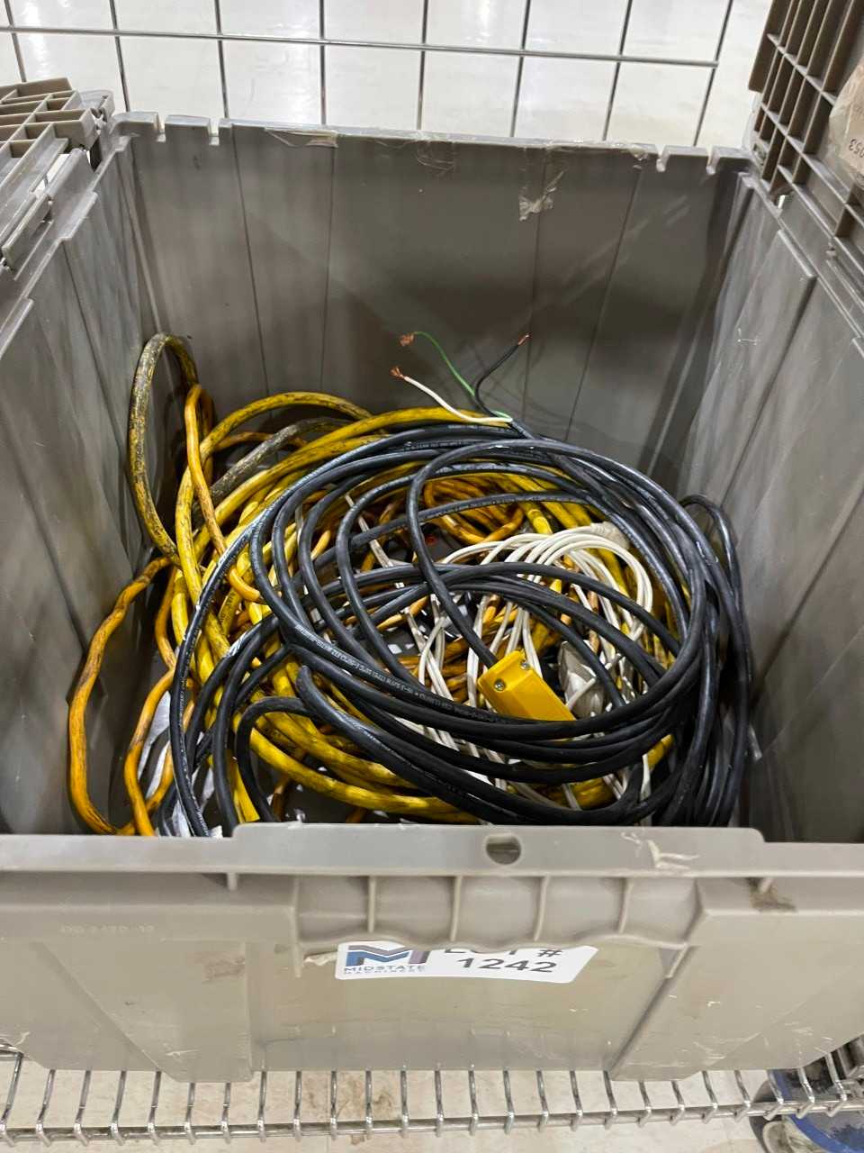 Gear & Hydraulic fluid. Tote with cords - MISCELLANEOUS