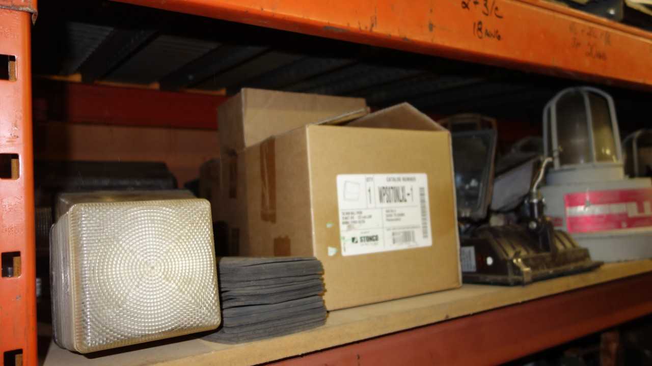 LOT OF ASSORTED LIGHT FIXTURES - LIGHTING