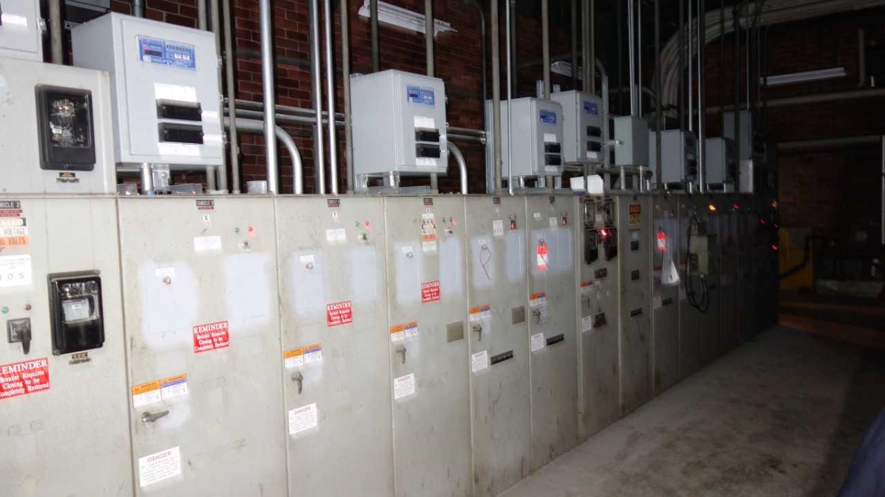 16 SECTIONS ALLIS CHALMERS H H 600A 5000V-AC SWITCHGEAR (CABINET ONLY, NO BREAKERS, ALL ELECTRICAL COMPONENTS/CABLE INCLUDED) DELAYED REMOVAL - SWITCHGEAR