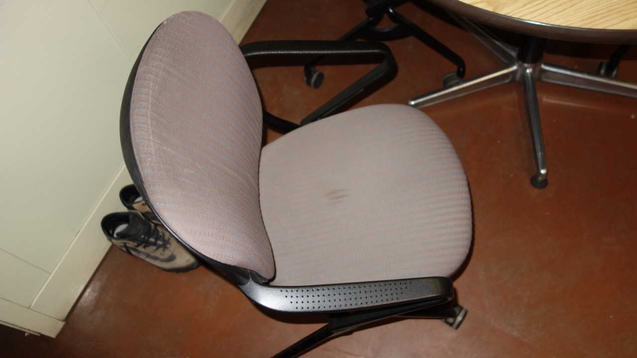 LOT OF FURNITURE, 1X TABLE, 3X CHAIR - PLANT & FACILITY
