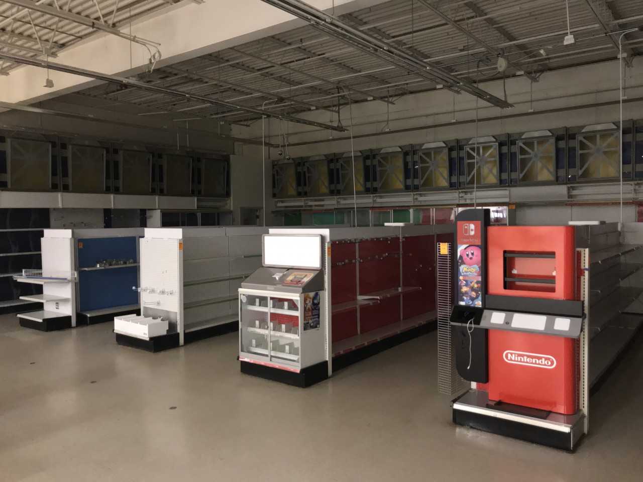 LOT OF GAMING SHELF SECTION - ELECTRIC POWER TOOLS