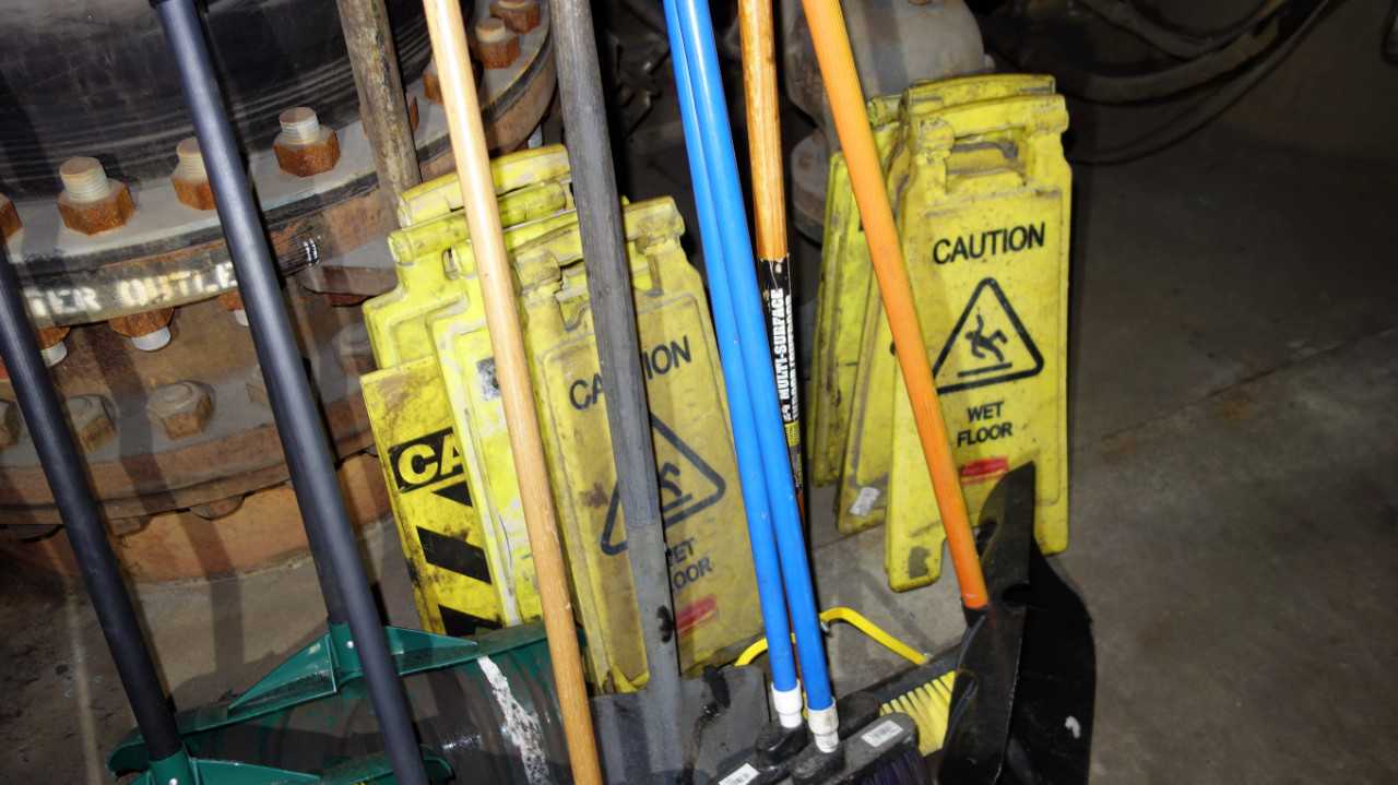LOT OF ASSORTED SHOVELS AND BROOMS - ELECTRIC POWER TOOLS