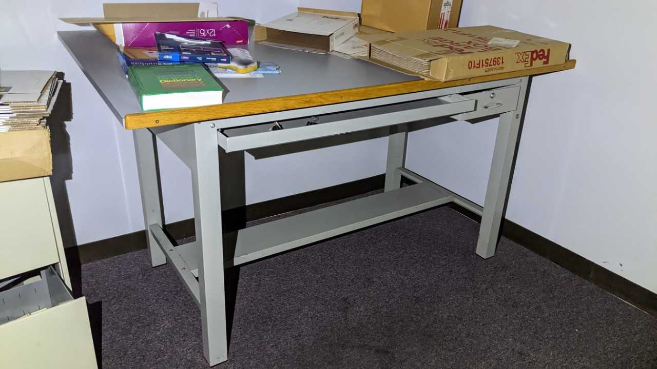 LOT OF 2 TABLES - MATERIAL HANDLING