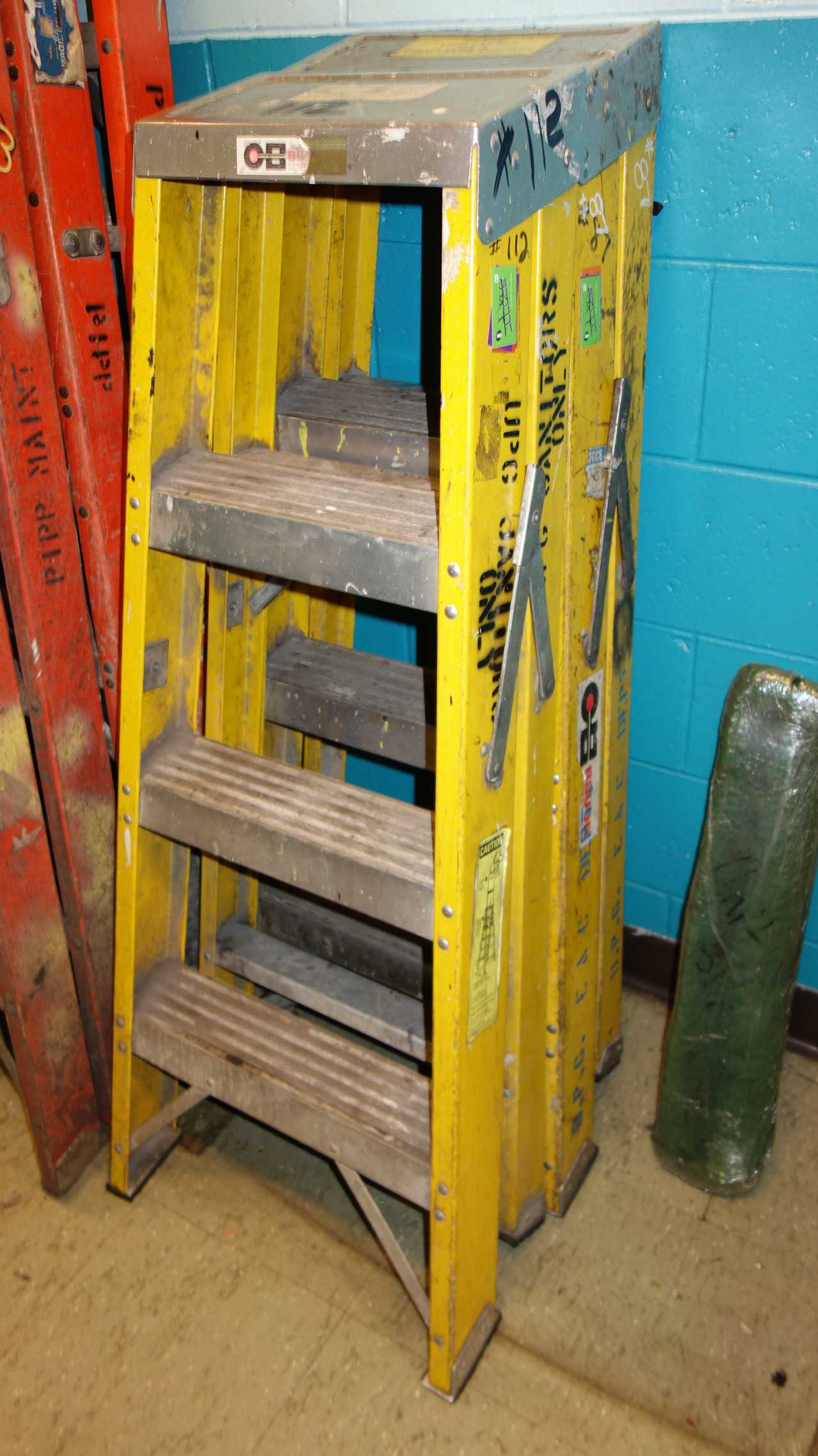 LOT OF 7 FIBERGLASS LADDERS - PLANT & FACILITY