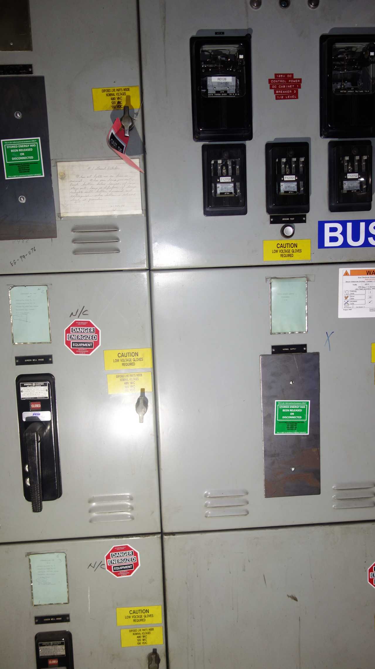 8X SECTIONS OF GENERAL ELECTRIC AK BREAKER PANELS - CIRCUIT BREAKERS