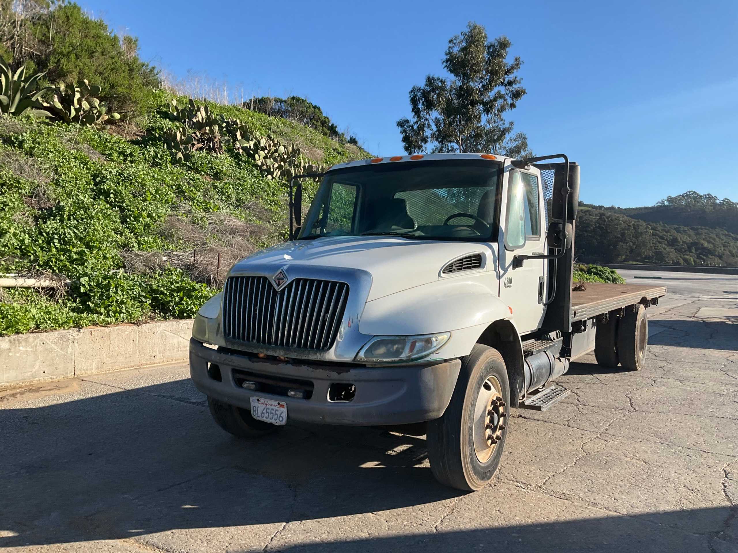 2003 INTERNATIONAL 4300 SBA 4X2 FLATBED TRUCK