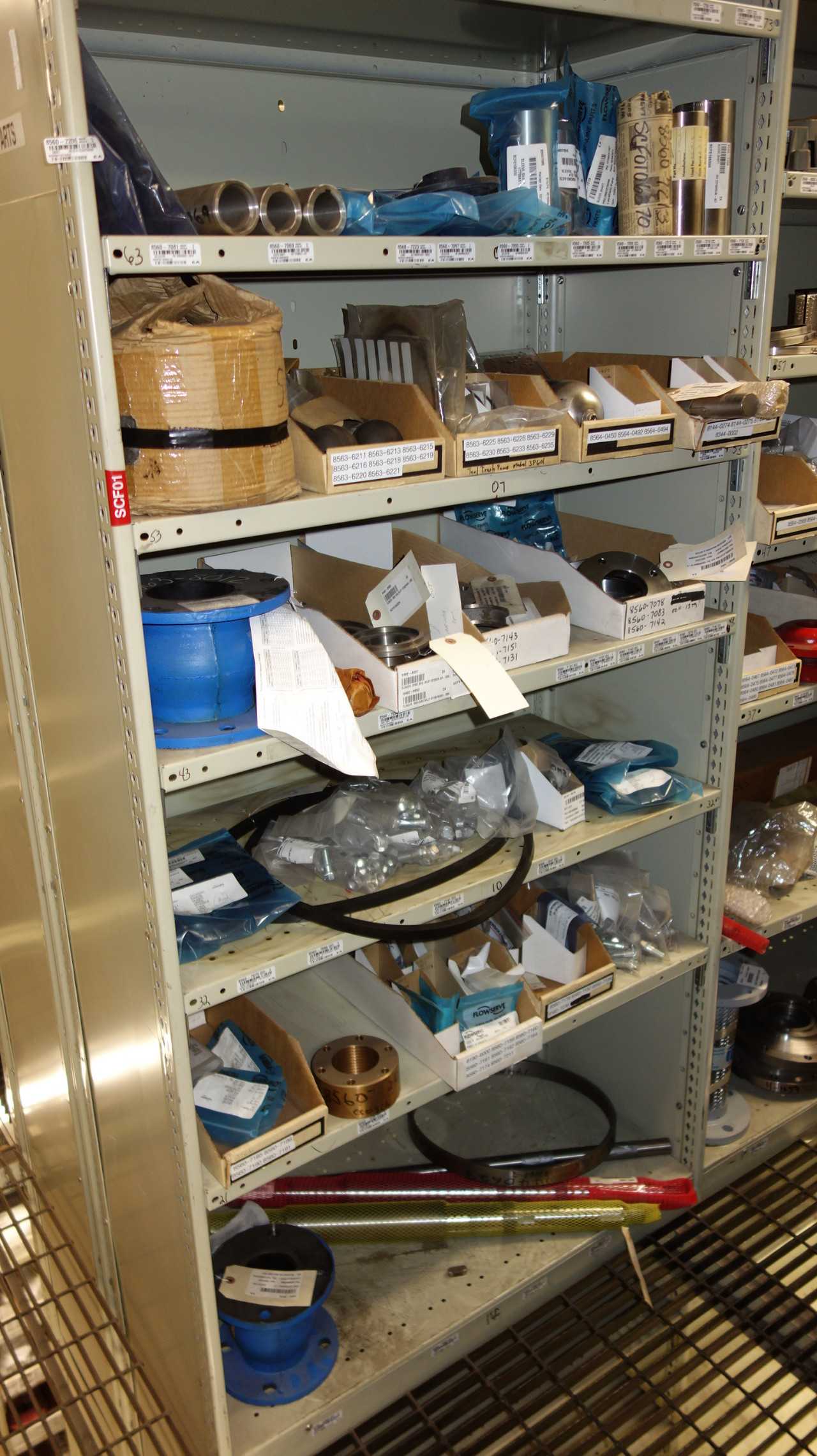 CONTENTS OF 4 SHELF COLUMNS, VALVE & PUMP PARTS - VALVES