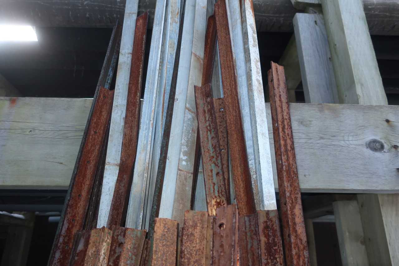 LOT OF ASSORTED STEEL U-CHANNEL SIGN POSTS - LIFTING EQUIPMENT