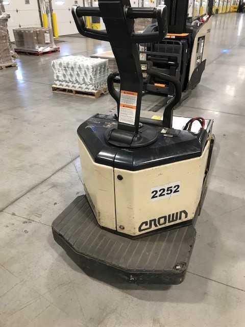 2000 Crown PE3540-60 rider jack Appleton WI - MANUAL PALLET JACKS