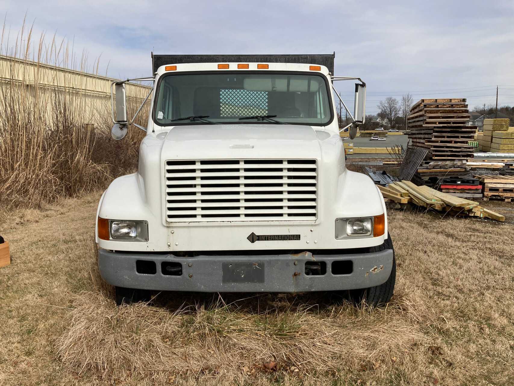 2001  International 4700 DS Trailer Truck - HYDRO EXCAVATOR TRUCKS