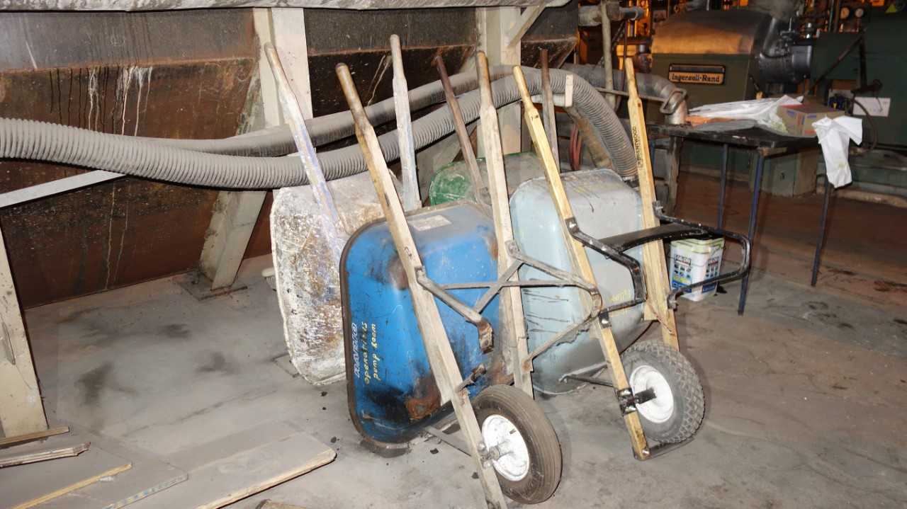 LOT OF 4 ASSORTED WHEELBARROW - MANUAL PALLET JACKS