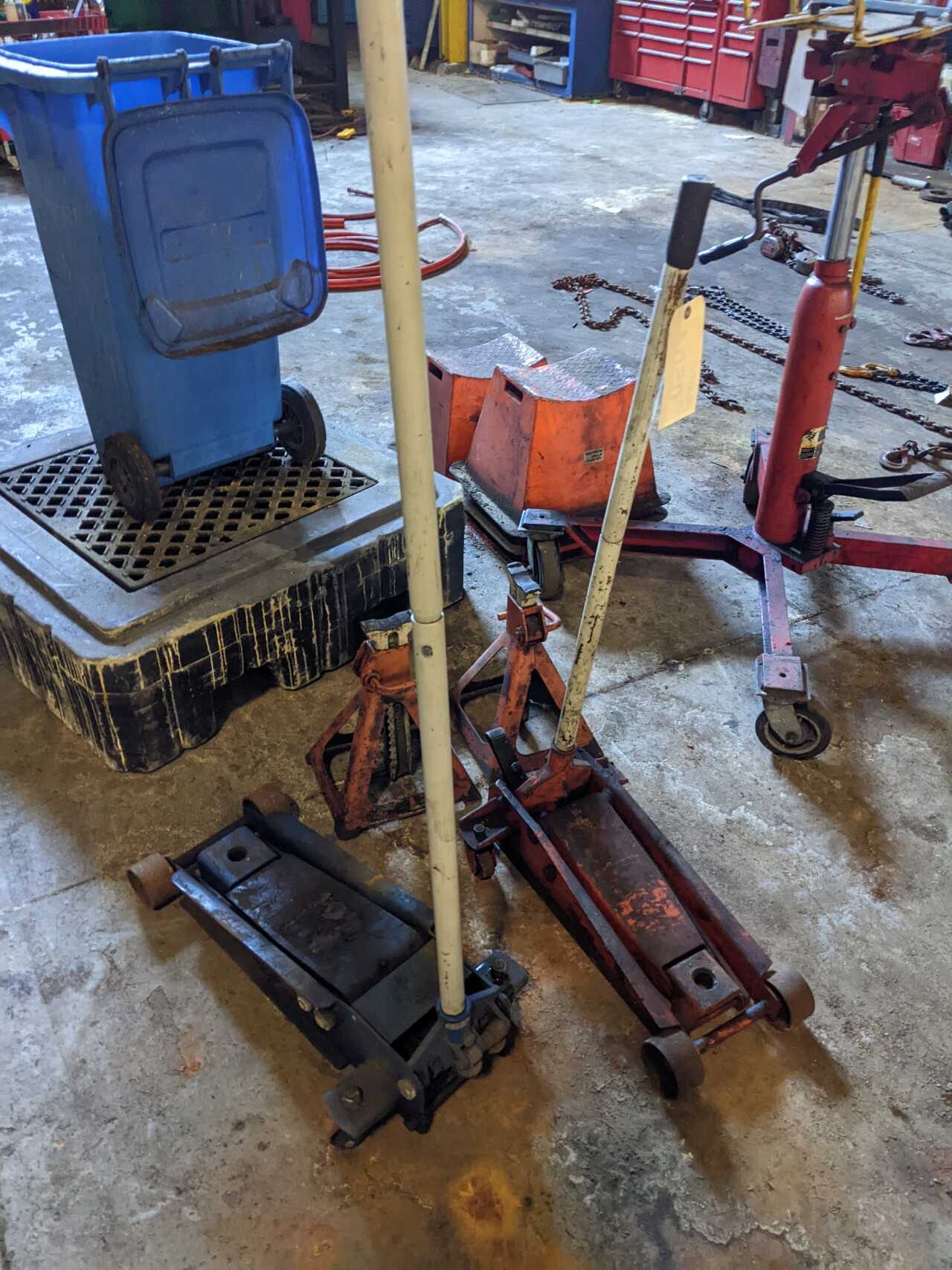 LOT OF 2 HYDRAULIC JACKS WITH STANDS, CARQUEST, STRONGARM - HYDRAULIC PARTS