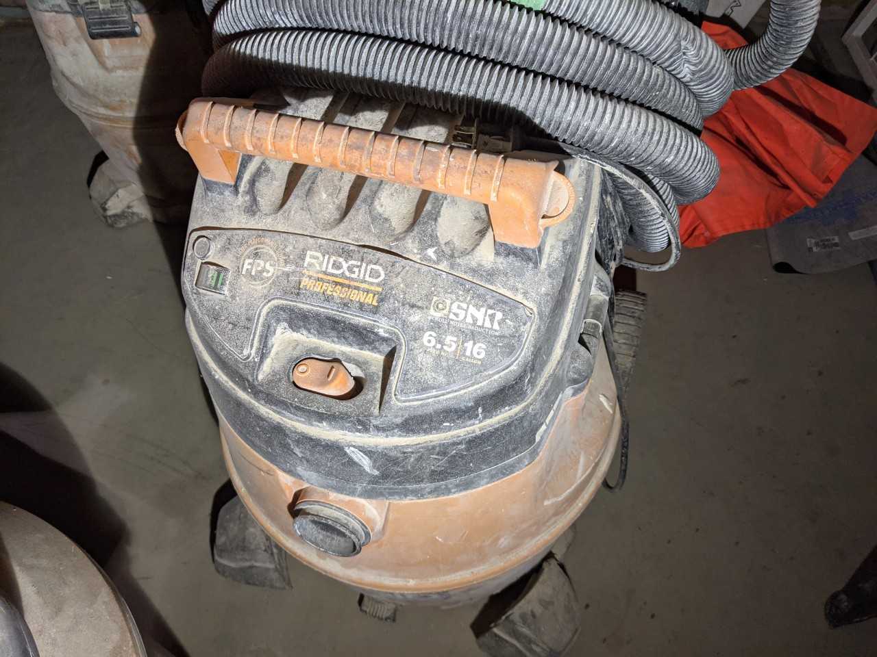 Lot of 3 shop vacuums - MATERIAL HANDLING