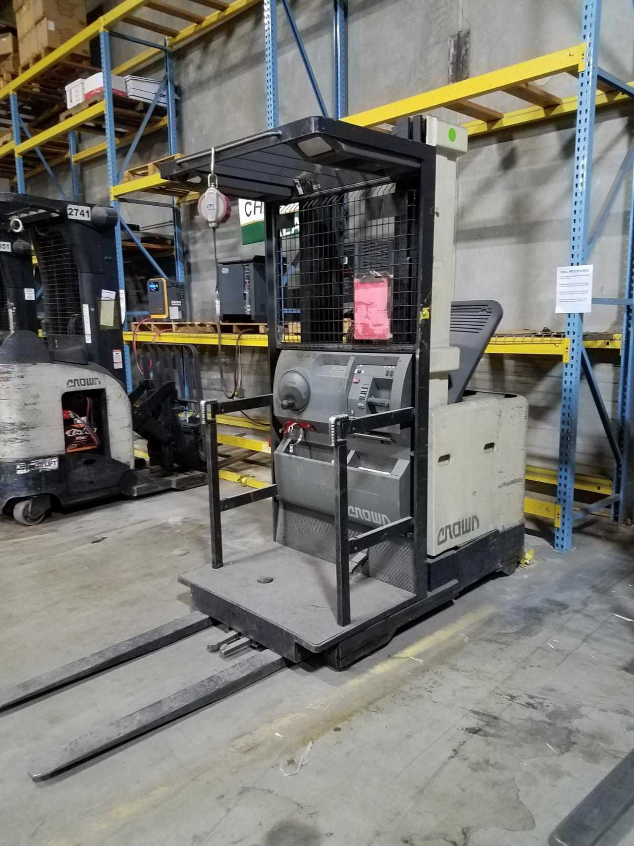 Crown SP-3000 order picker, Las Vegas, NV - ORDER PICKER