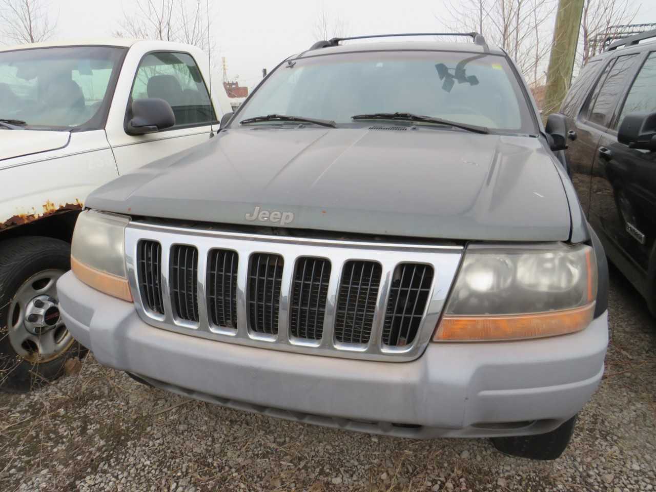 2001 JEEP GRAND CHEROKEE 4 DOOR V6 CYL GAS JEEP  VIN:  1J4GW48S61C550033 - BUSES