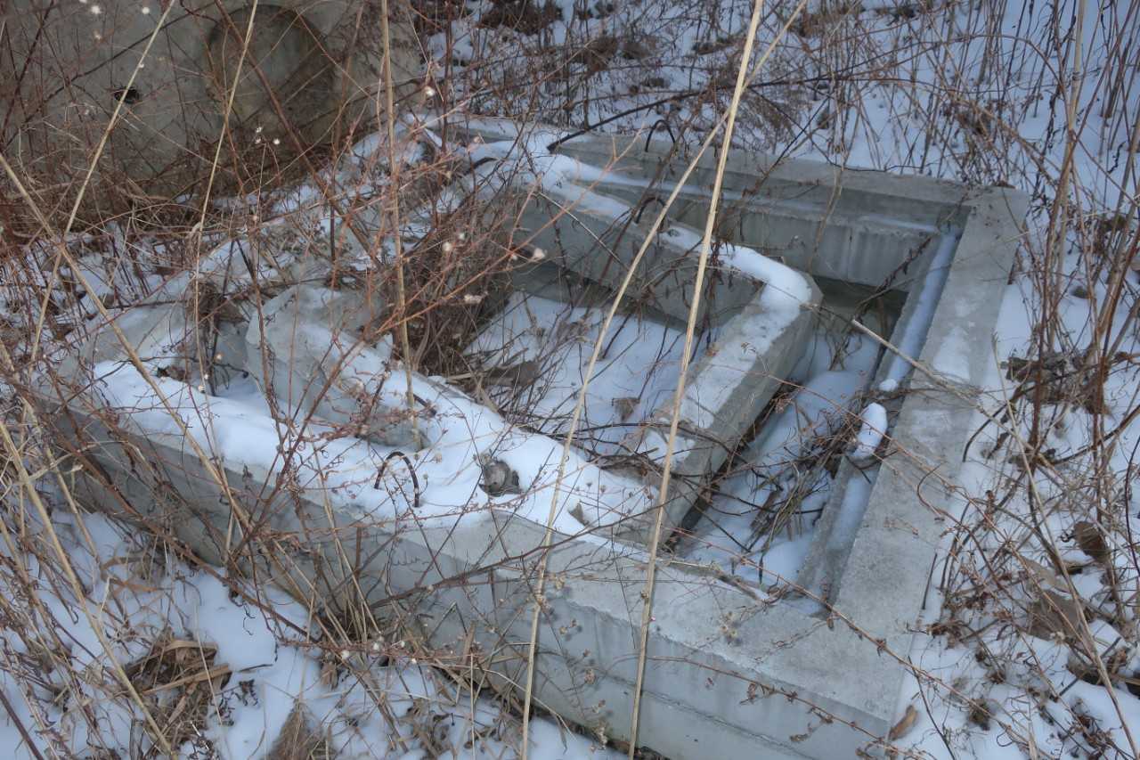 LOT OF ASSORTED CONCRETE CATCH BASINS, PRE-CASTS - TRAILER MOUNTED EQUIPMENT