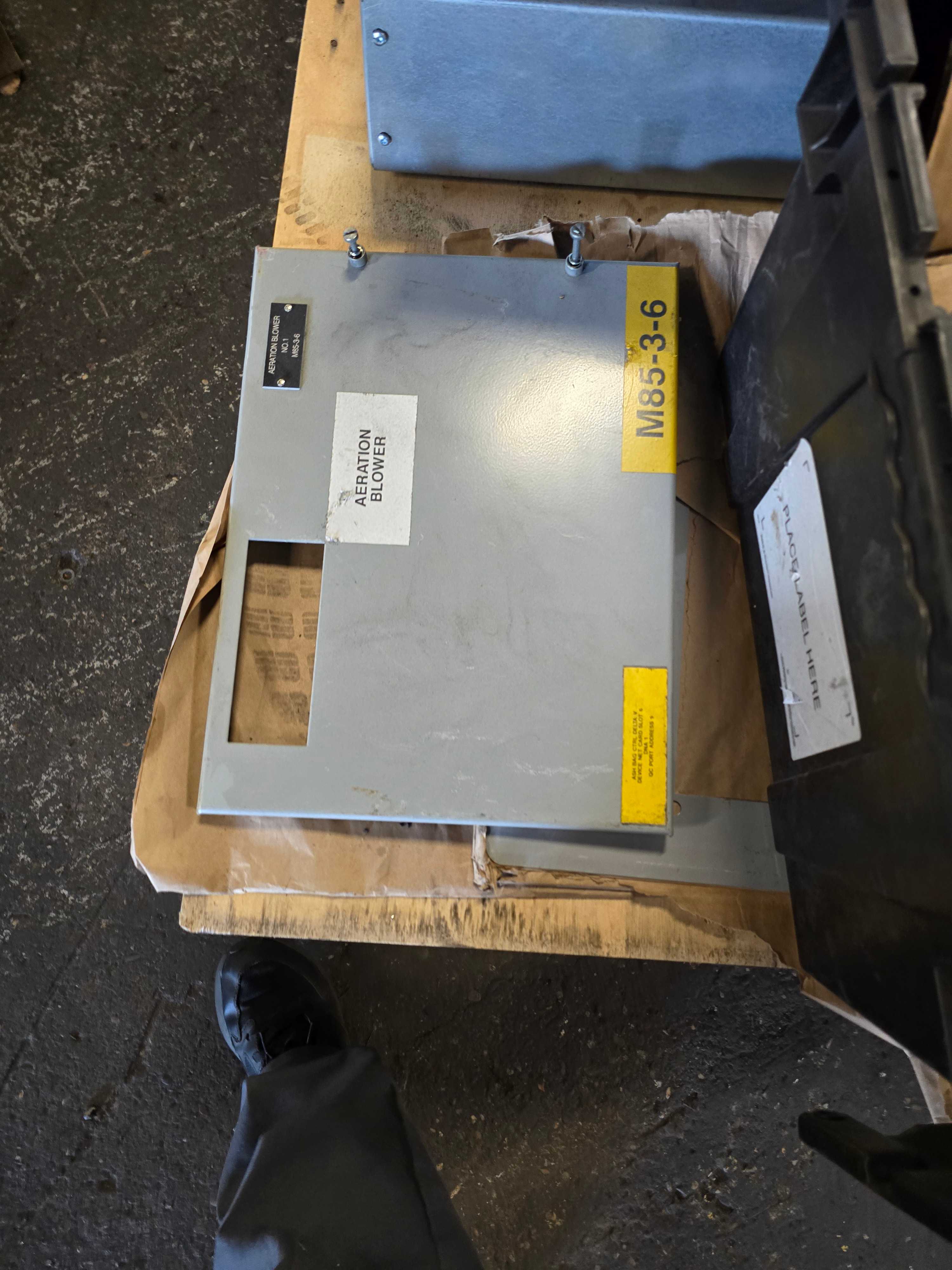 LOT OF ASSORTED ELECTRICAL PARTS - ELECTRICAL COMPONENTS