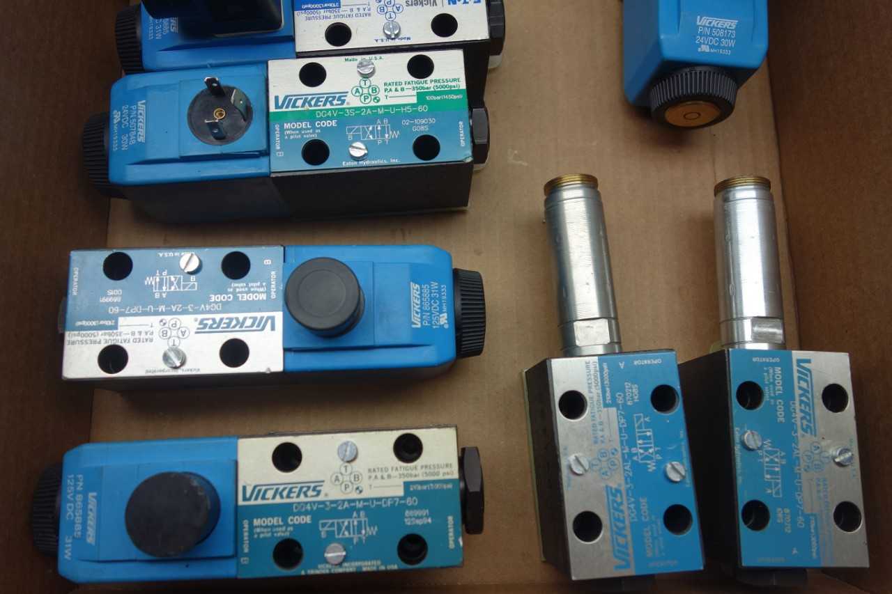 LOT OF ASSORTED HYDRAULIC DIRECTIONAL CONTROL VALVES- VICKERS - CONTROL VALVE