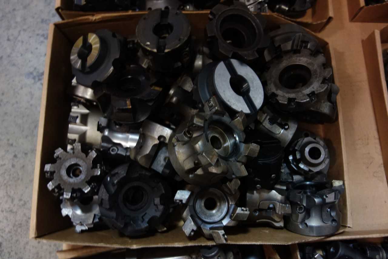 LOT OF ASSORTED SURFACE MILLS AND CUTTERS - KENNAMETAL - MACHINING ACCESSORIES & TOOLING