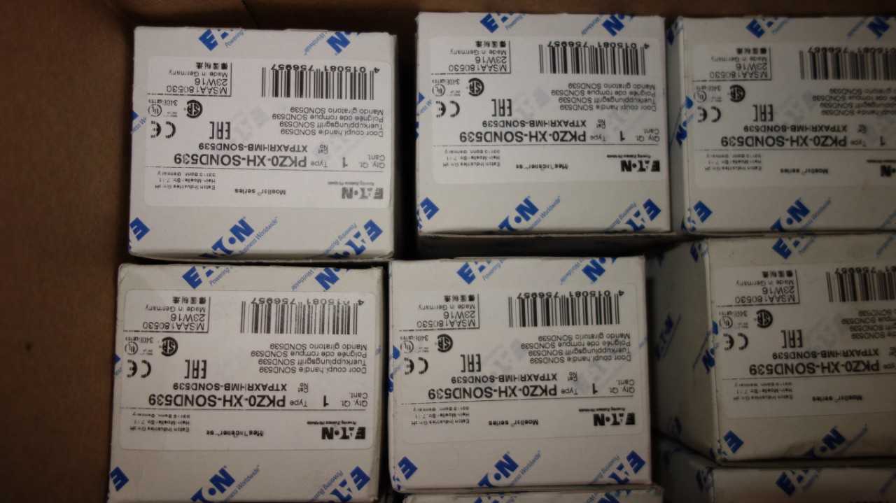 LOT OF 13 EATON PKZ0-XH-SOND539 DOOR COUPLING SWITCHES - ELECTRICAL COMPONENTS