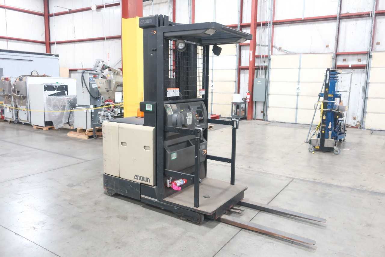CROWN SP3010-30 ELECTRIC ORDER PICKER REACH TRUCK 24V-DC 3000LBS 148IN - REACH TRUCKS