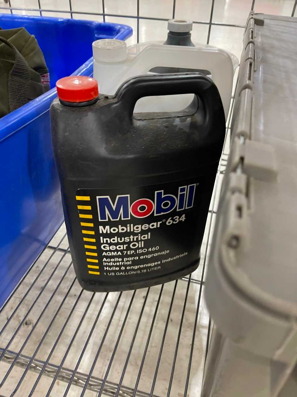 Gear & Hydraulic fluid. Tote with cords - MISCELLANEOUS