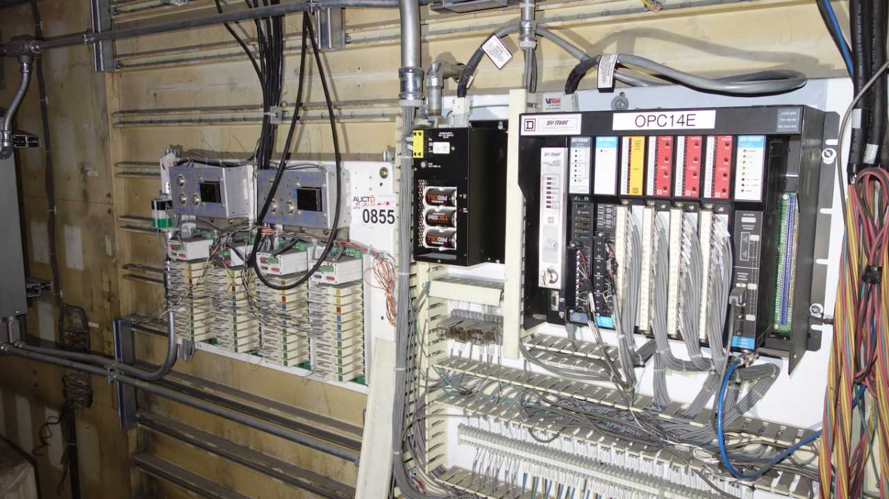 LOT OF ASSORTED ELECTRICAL UNITS, SQUARE D 8030 400 SY/MAX PROGRAMMABLE CONTROLLER MODULES, CONDOR POWER SUPPLIES - ELECTRICAL COMPONENTS