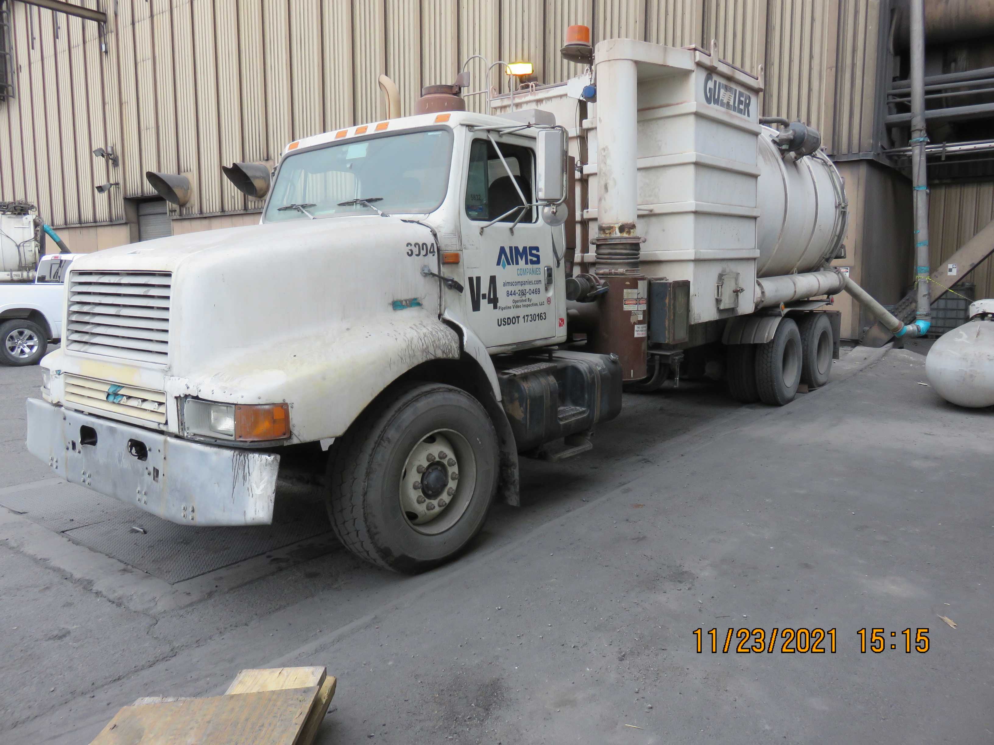 2002 International Guzzler - HYDRO EXCAVATOR TRUCKS