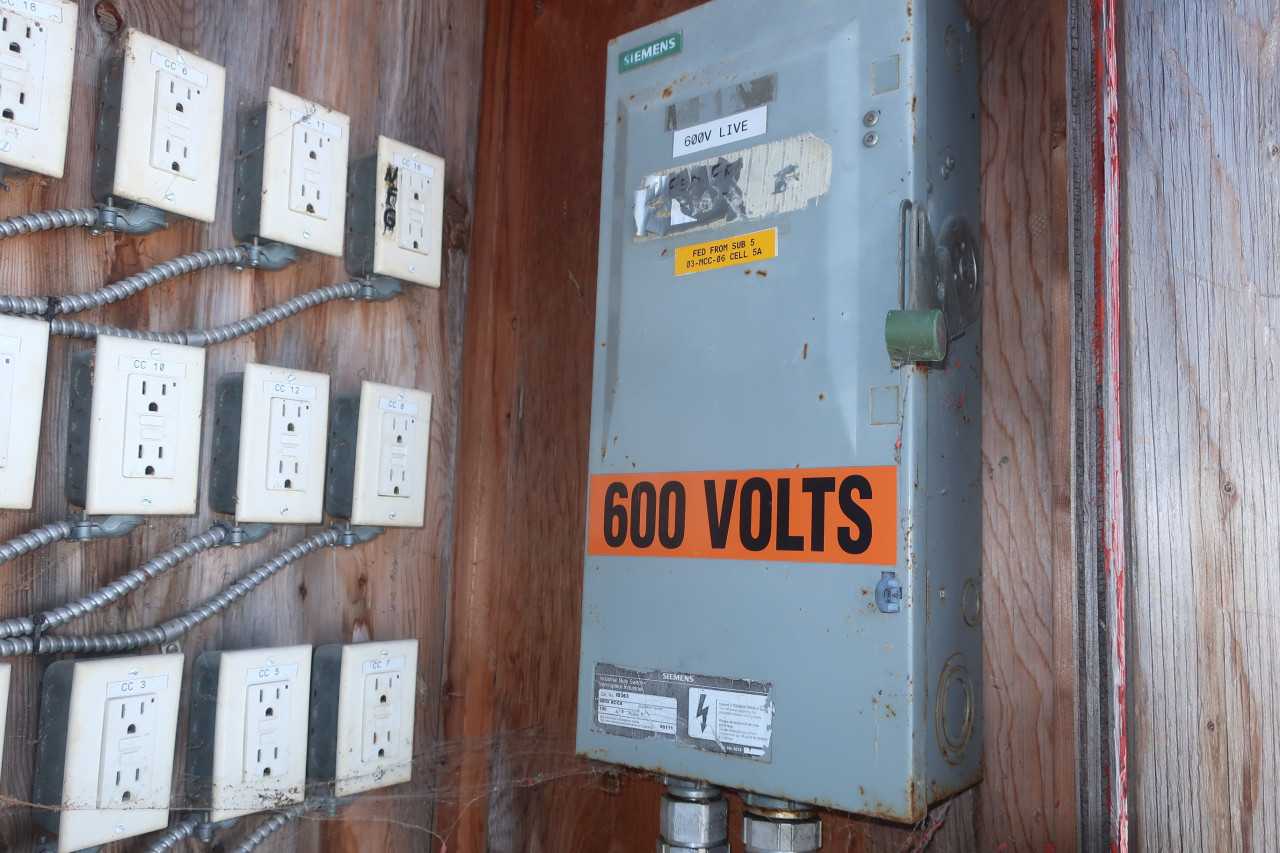 LOT OF 11 ASSORTED PORTABLE POWER DOG HOUSES - ELECTRICAL COMPONENTS