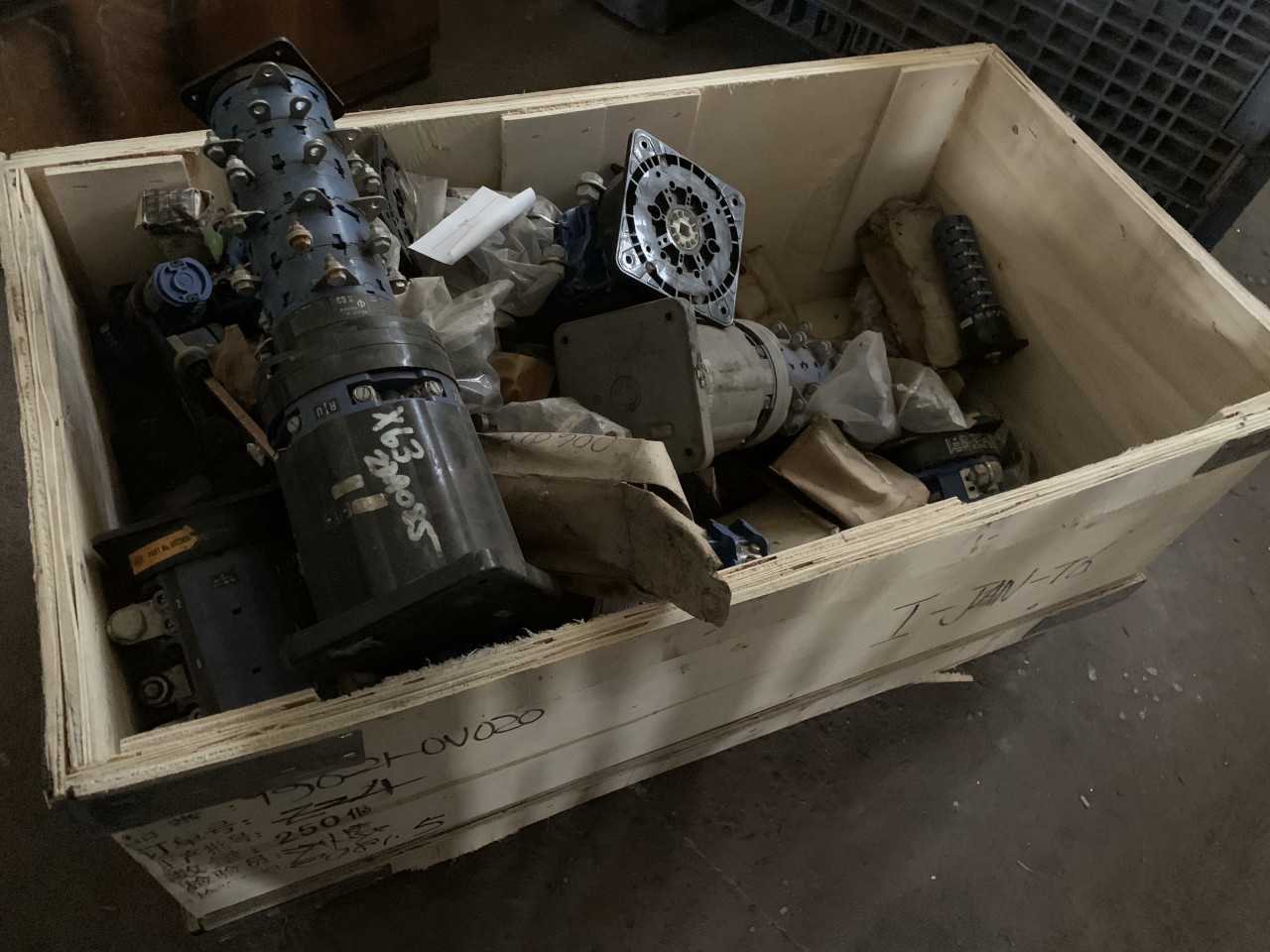 CRATE OF ELECTRICAL SWITCHES VARIOUS SIZES KRAUS NAIMER - ELECTRICAL COMPONENTS