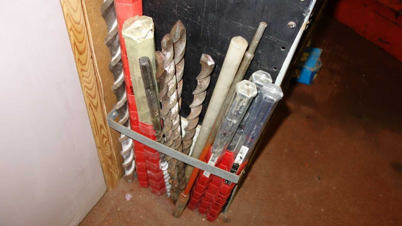 LOT OF ASSORTED DRILL BITS, TAPS, DIES, SETS - ELECTRIC POWER TOOLS