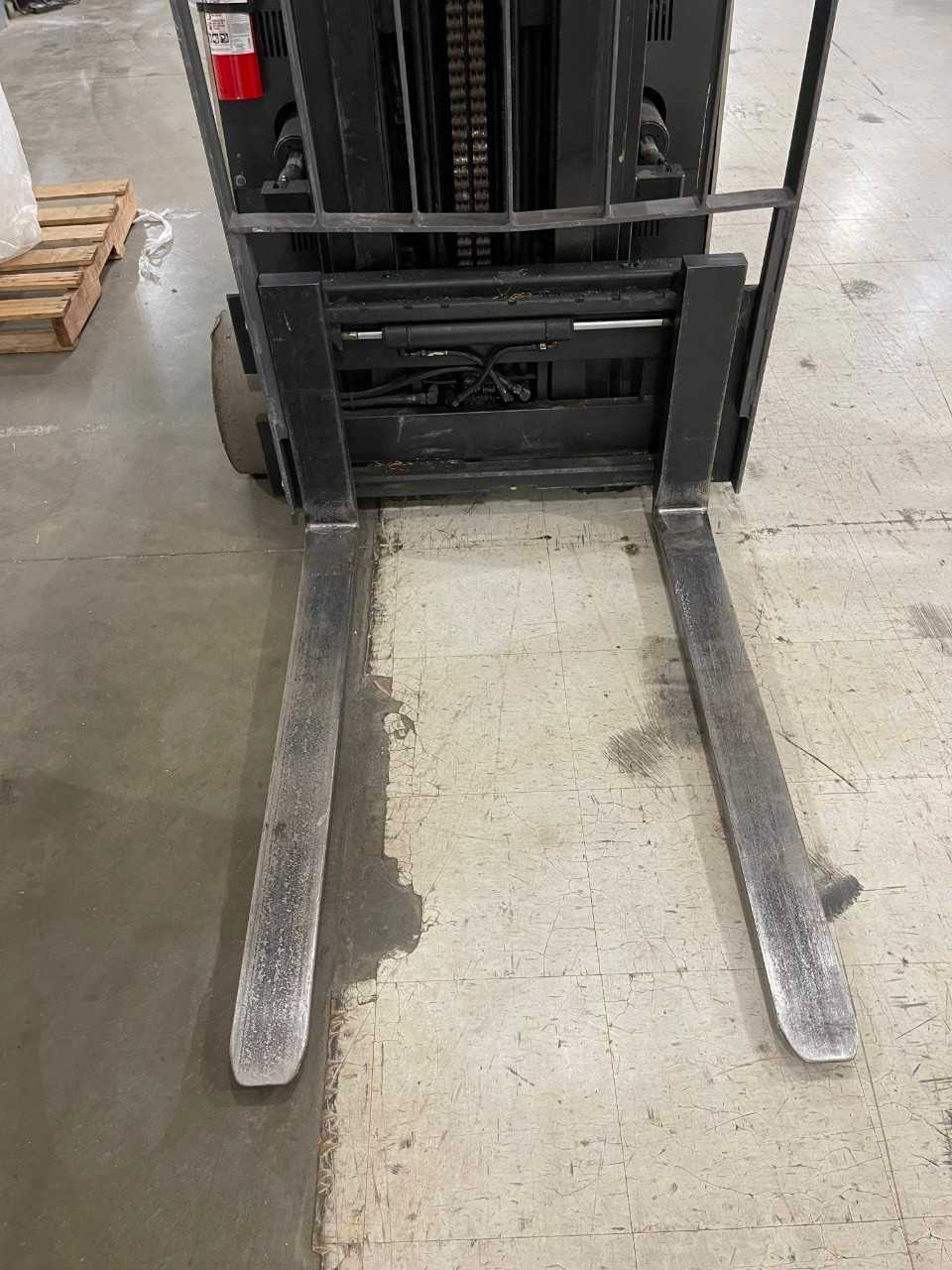 Crown RC3020-40 Electric Fork Lift 3700 LB - FORKLIFTS
