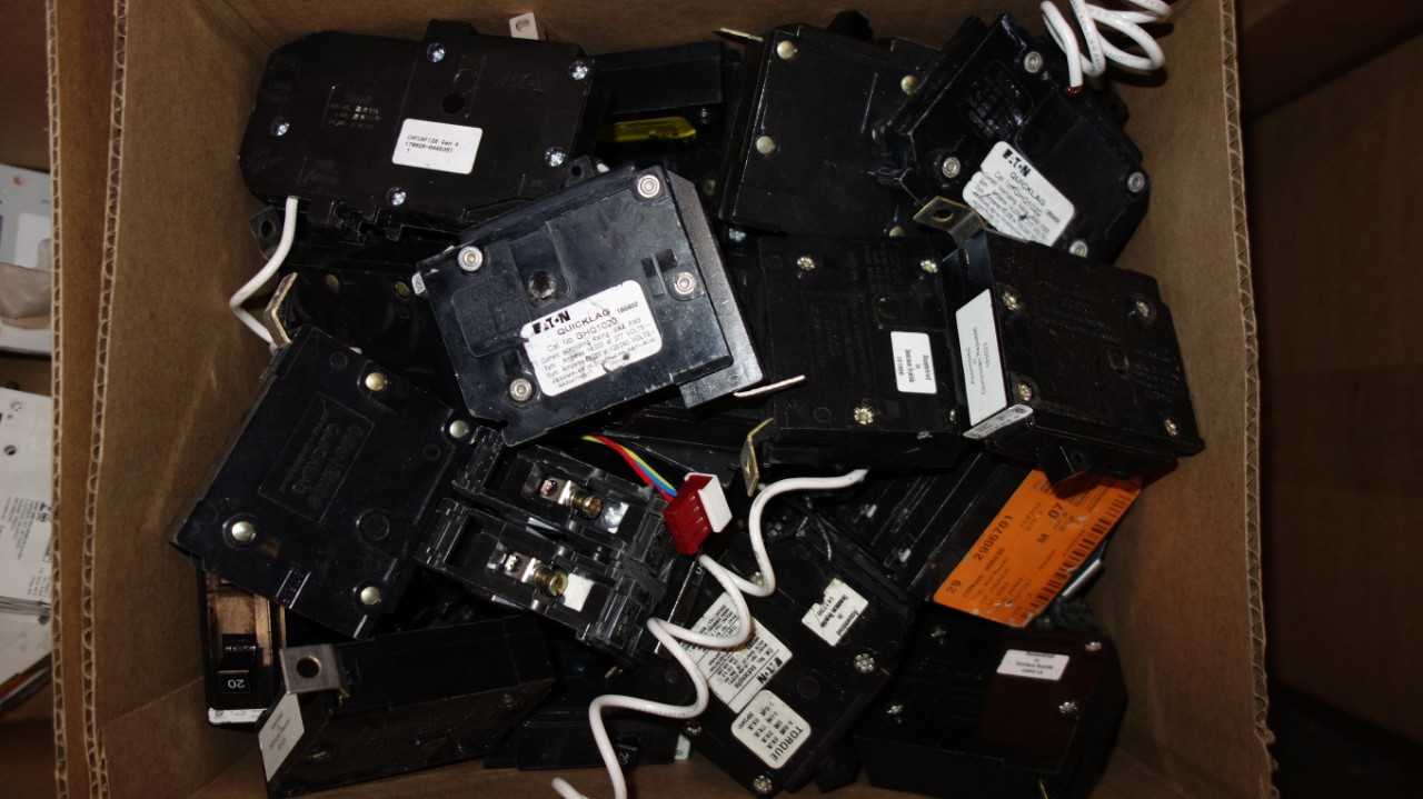 1 BOX OF ASSORTED EATON MINIATURE CIRCUIT BREAKERS, QUICKLAG, BR, CH - CIRCUIT BREAKERS