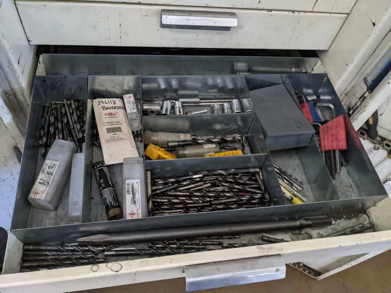 7 DRAWER TOOL CABINET LOCKER WITH CONTENTS, ASSORTED TOOLS, WRENCHES, DRILL BITS, SCREWDRIVERS, SOCKETS, SAWS - TOOL STORAGE