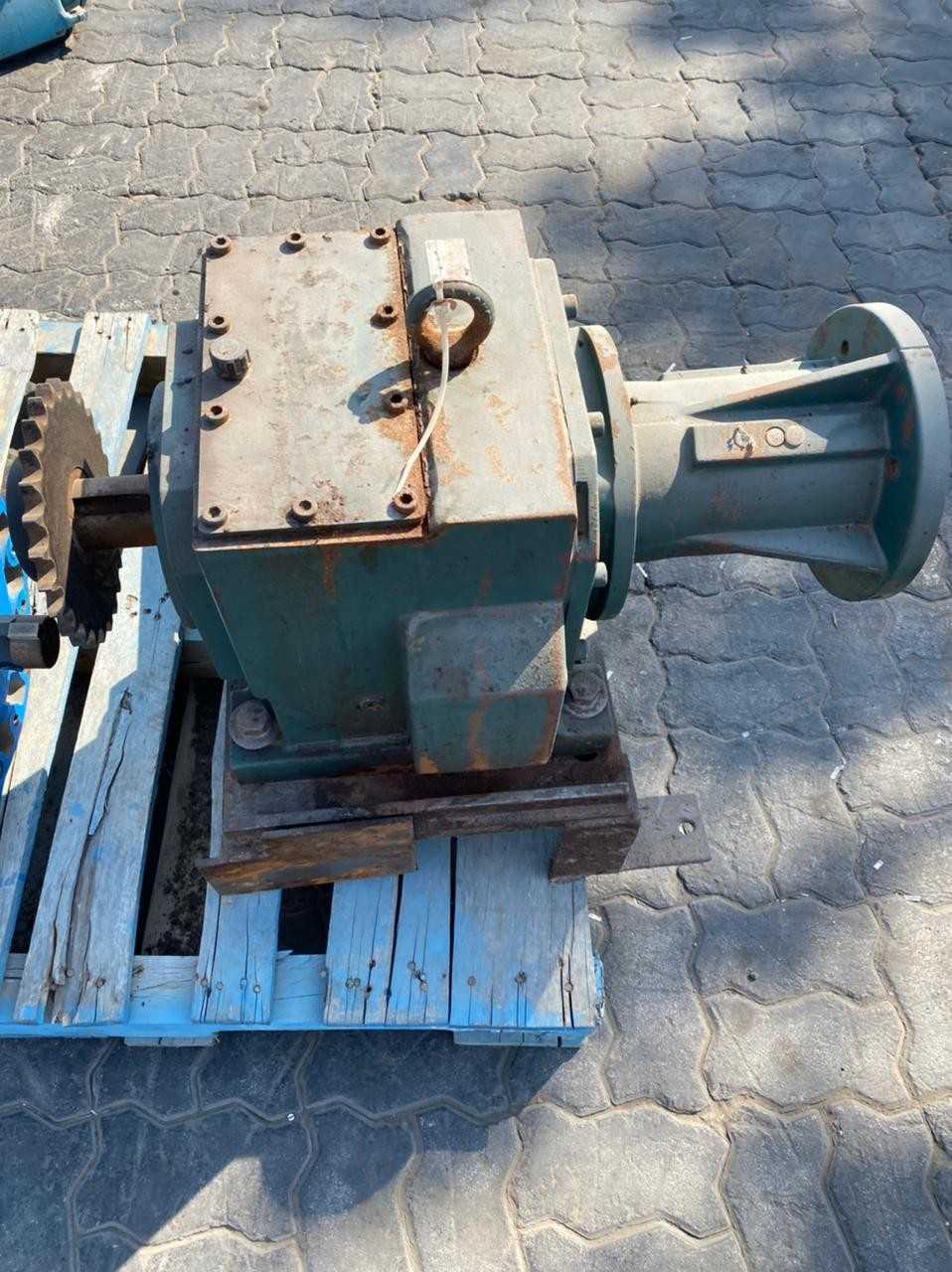 LOT OF 2 GEAR REDUCERS - GEAR REDUCERS