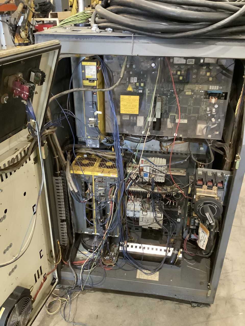 Lot of 1 Fanuc Arcmate R2000iA 200R (No guarantee operational) - INDUSTRIAL ROBOTS