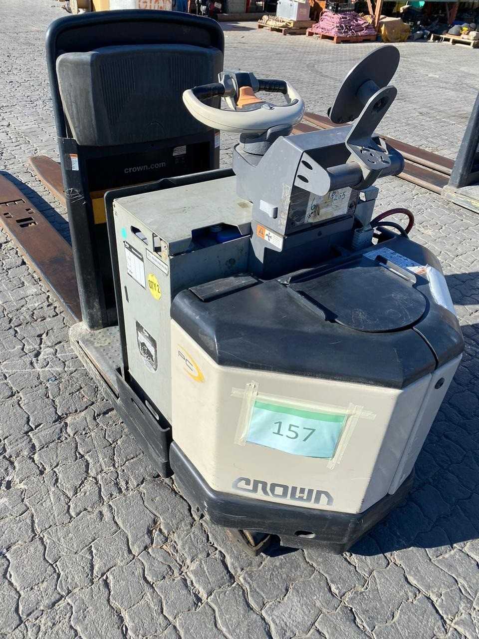 1 CROWN ELECTRIC FORK LIFT - FORKLIFTS