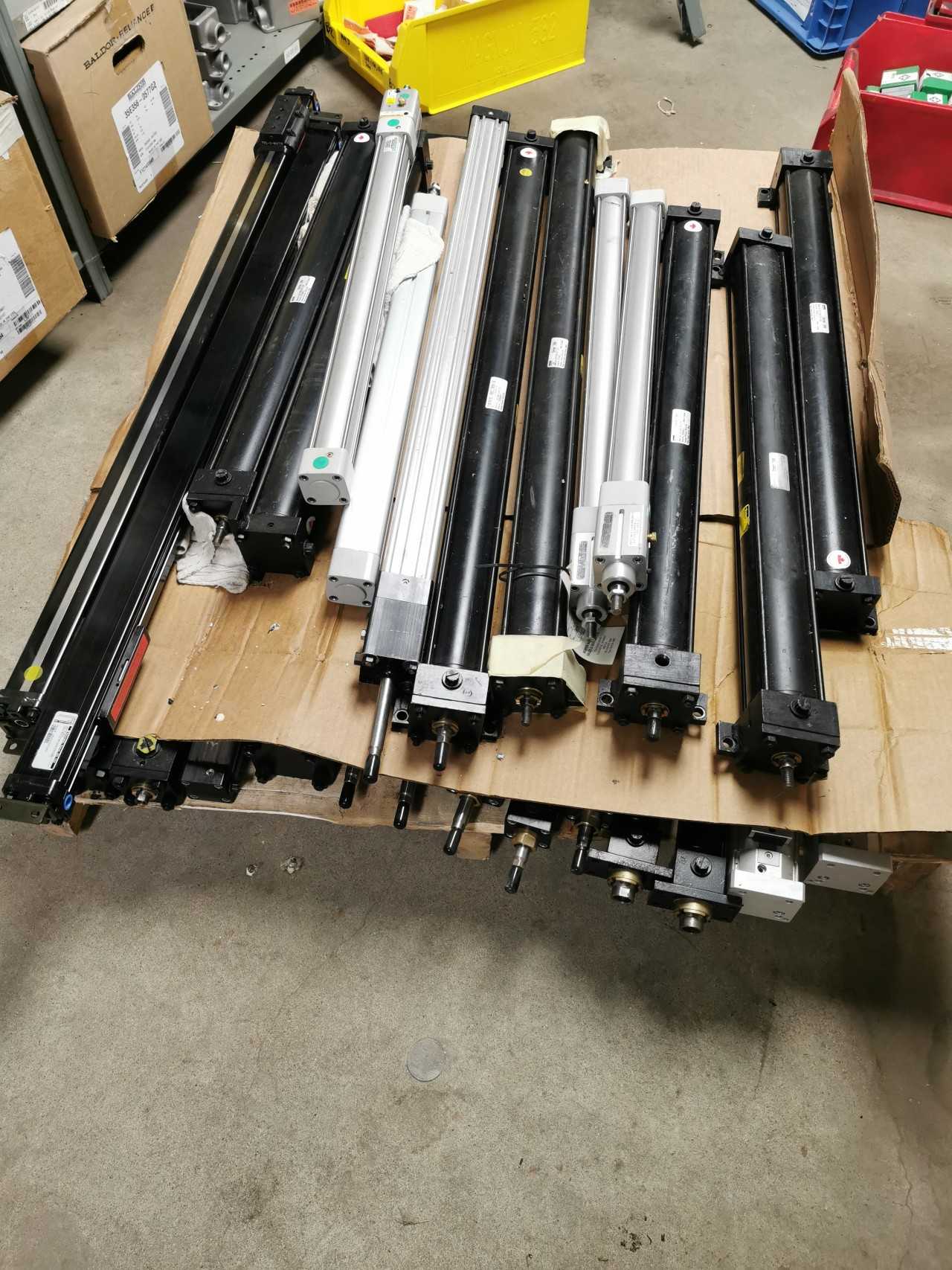 Lot of NEW Hydraulic & Pneumatic Cylinders - HYDRAULIC CYLINDERS