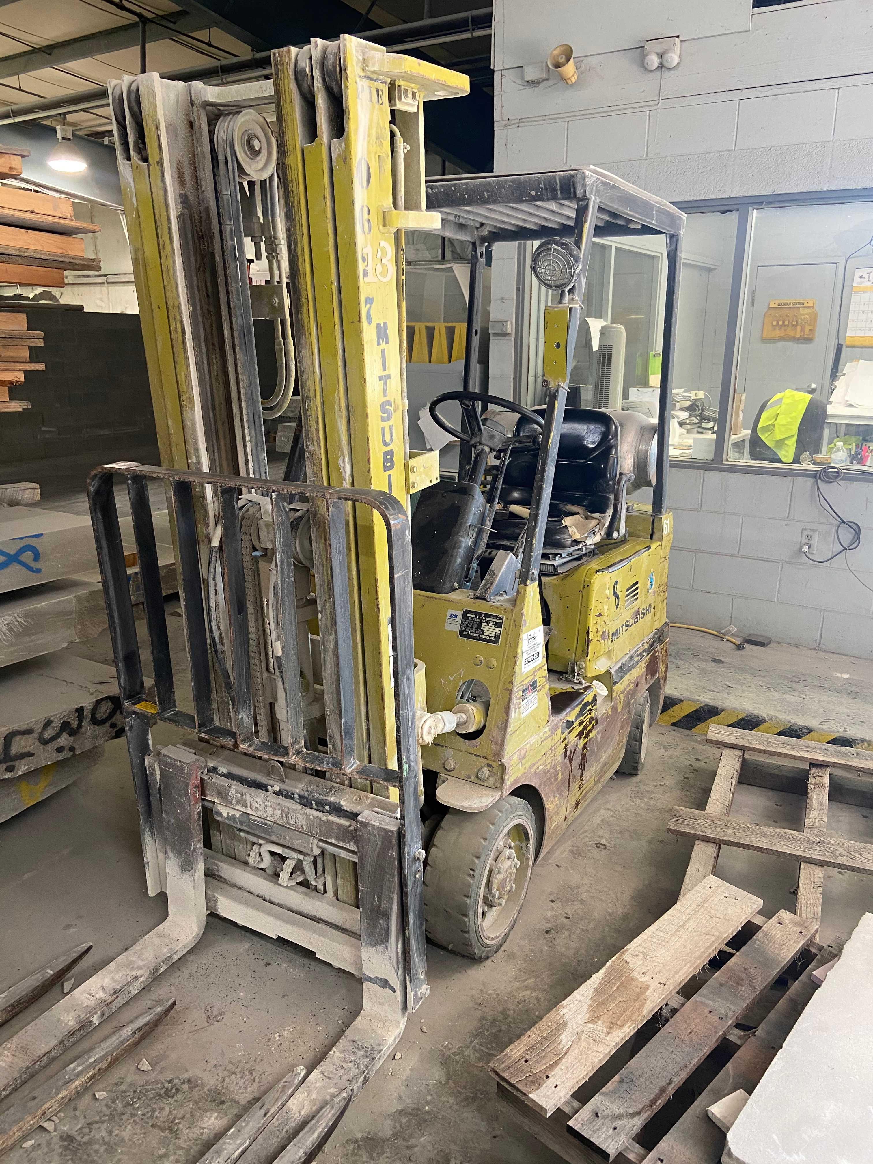 1980 Mitsubishi LP6615 2K Forklift - FORKLIFTS