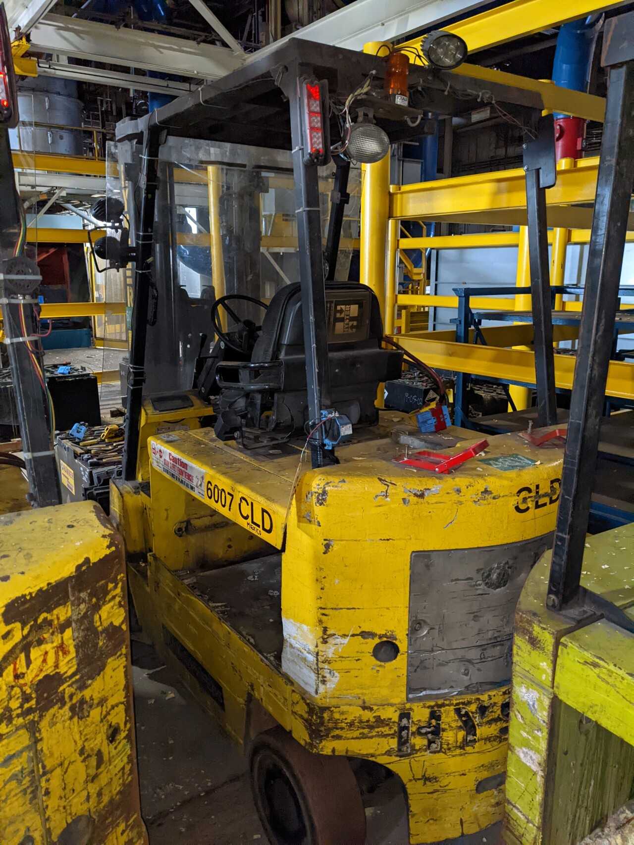 HYSTER E80XL3 6450LBS 48V-DC ELECTRIC FORKLIFT (MISSING BATTERY) - FORKLIFTS