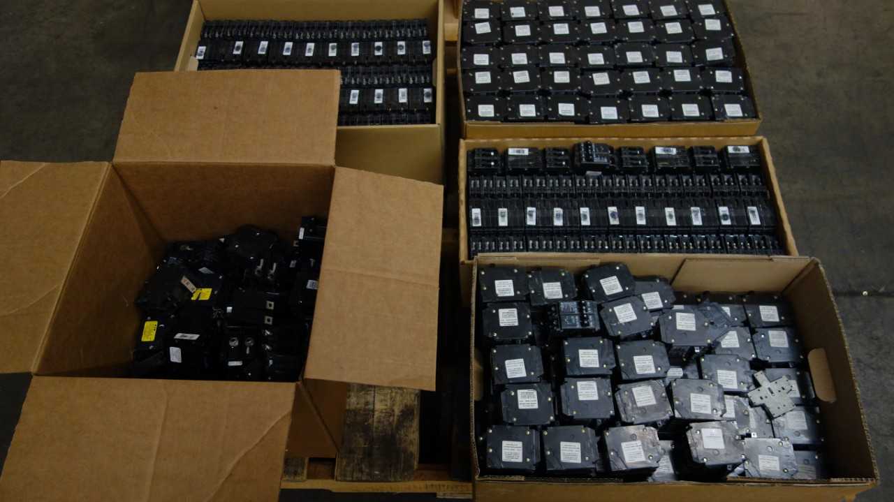 1 PALLET OF ASSORTED CIRCUIT BREAKERS - CIRCUIT BREAKERS