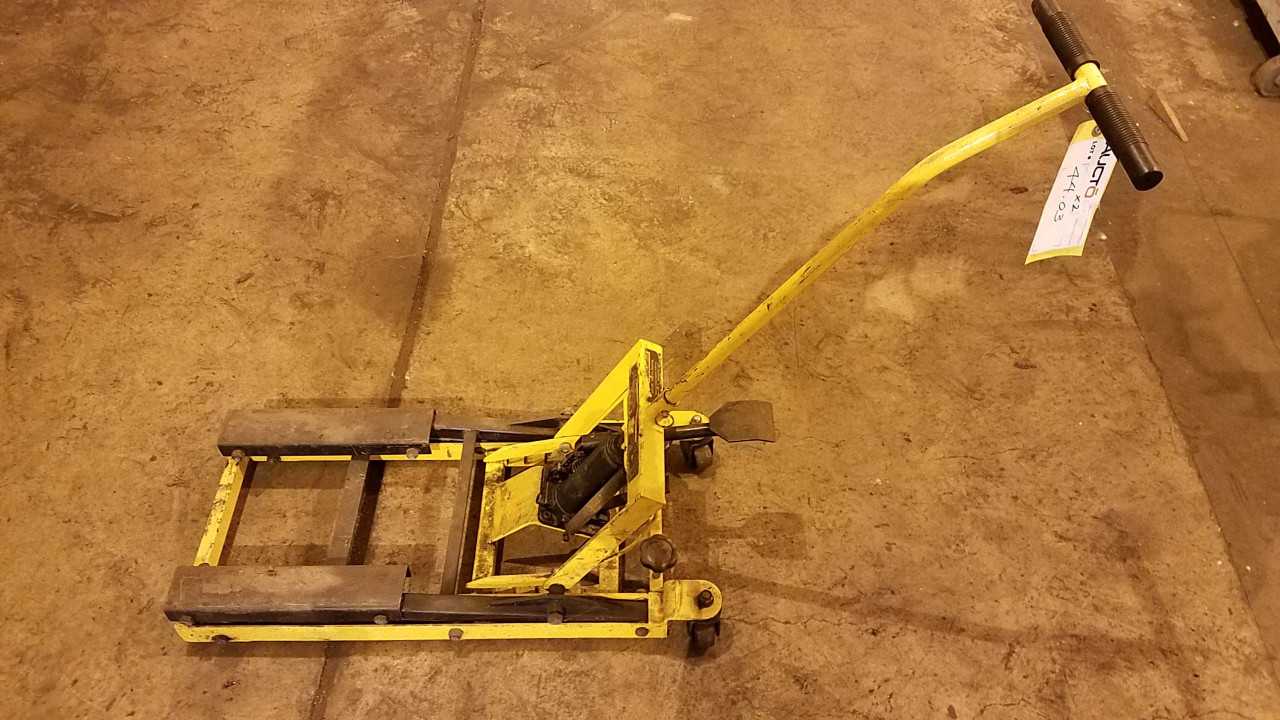 CENTRAL HYDRAULICS 1500 LBS ATV LIFT HYDRAULIC SERVICE JACK - FORKLIFTS