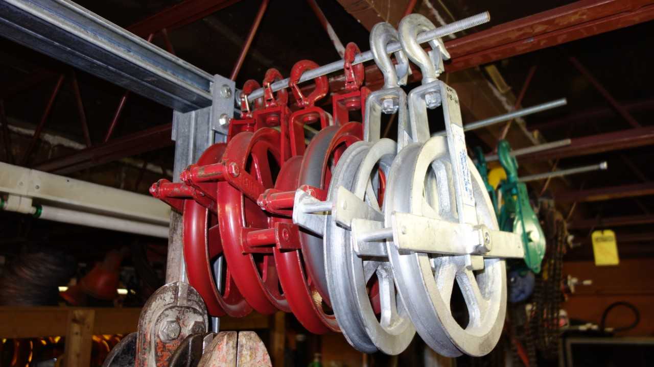 LOT OF 6 ASSORTED 10 IN ROPE PULLEY, MCKISSICK, STRUCTURAL - ELECTRIC POWER TOOLS