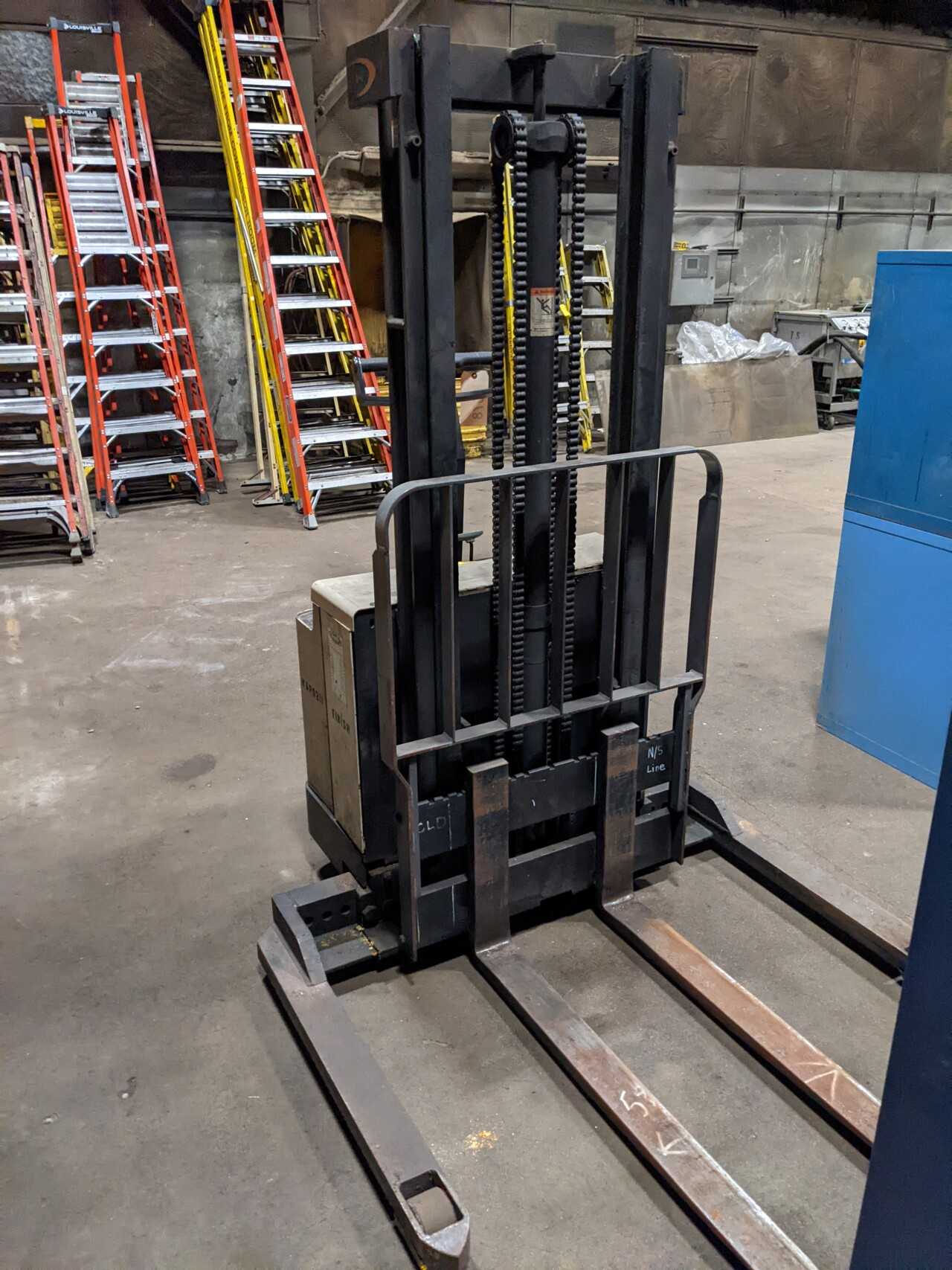 CROWN 30WTL 3,000-LB. CAPACITY ELECTRIC PALLET JACK - MANUAL PALLET JACKS
